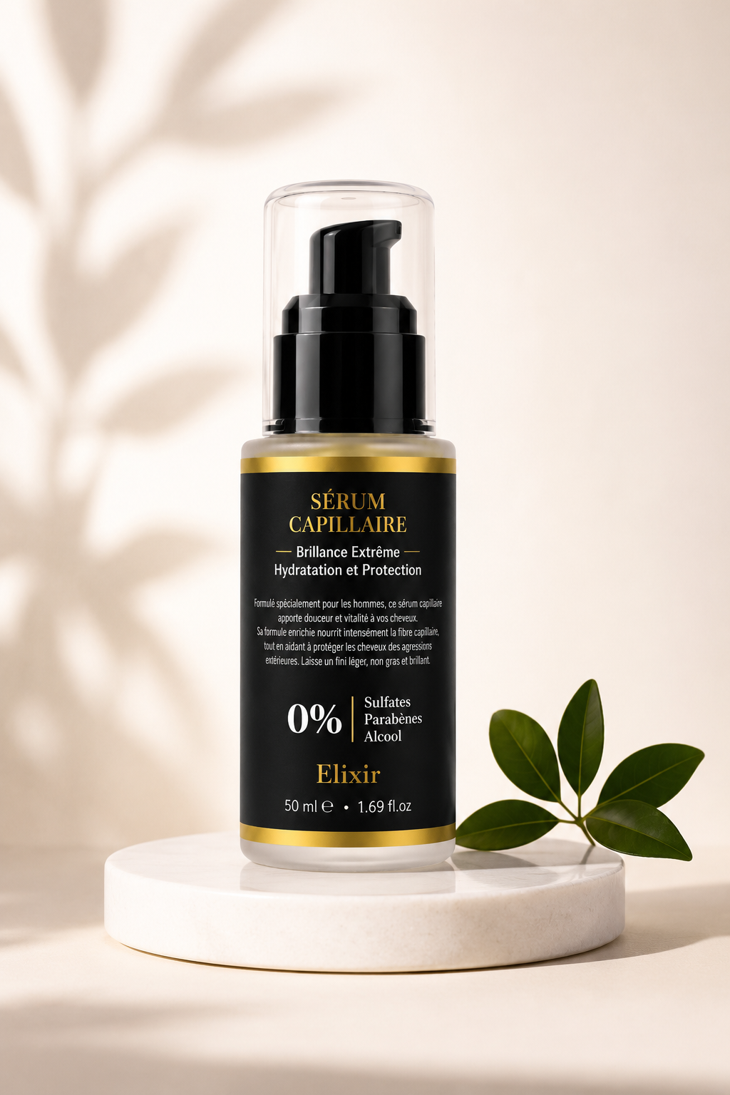 Le sérum Elixir posé sur un socle, lumière douce